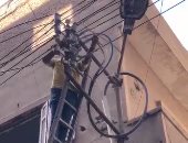 فصل كابلات الكهرباء عن مصنع المحلة المنهار خشية تجدد اشتعال النيران.. فيديو