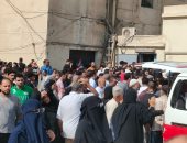 لحظة خروج ضحايا مصنع المحلة المنهار من مشرحة المستشفى.. فيديو