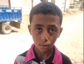 طفل بسوهاج يناشد الأهالى بالشراء من محل والده لسداد ديونه.. فيديو