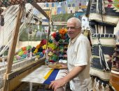 فنان نسج حياته بين الصوف والألوان.. عم جابر 50 عاما من الغزل على النول ولا يزال يبدع.. ويكشف: صناعة السجاد مهنة صعبة وارثها أبا عن جد.. وهفضل أشتغل لحد آخر يوم فى عمرى.. ويؤكد: الشغل اليدوي مايعلاش عليه.. صور