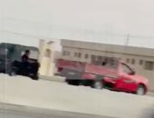 فيديو يحبس الأنفاس.. مطاردة بين شرطى مرور وتوك توك "عكسى" على طريق الواحات