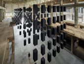 أشكال سريالية معلقة تحول مصنع توربينات سابق فى بودابست إلى فضاء فنى