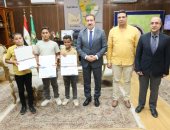 محافظ المنوفية يكرم 3 طلاب عثروا على مبلغ مالى وسلموه للشرطة.. فيديو