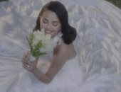 تفاصيل فستان زفاف سيلينا جوميز.. تصميم رالف لورين بروح نجمات الخمسينيات