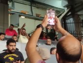 أفشة بجوار محمد عواد فى مدرجات استاد القاهرة لمتابعة القمة