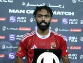 شاهد احتفال حسين الشحات بجائزة أفضل لاعب في مباراة الأهلي والزمالك.. فيديو