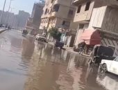 كسر ماسورة صرف صحى يتسبب في غرق شارع المطحن بمسطرد.. صور