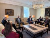 وزير الطيران المدني يبحث مع وزير النقل والمواصلات القطرى تعزيز التعاون 