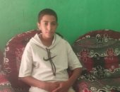 حكاية طفل يبيع غزل البنات أعطى شابا من ذوى الهمم أكياس مجانا.. فيديو