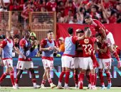 "القاهرة بقى لونها أحمر".. ريمونتادا الأهلى أمام الزمالك حديث الصحف العربية