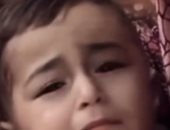 "أنا تعبت".. طفل فلسطينى فى أحضان أمه يشكو الحرب على غزة (فيديو)