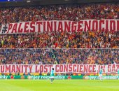 جماهير جالاتا سراي تتضامن مع فلسطين بلافتة ضخمة فى مباراة ليفربول
