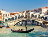 سائح رومانى يقضى شهرا فى السجن بإيطاليا بسبب تشابه اسمه مع لص