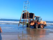 انتهاء موسم الصيف رسميا بشواطئ رأس البر برفع أبراج المراقبة.. صور