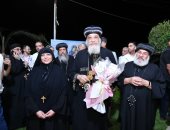 استقبلنه بالورود والشموع.. البابا تواضروس يزور دير "العذراء والملاك" للراهبات بصنبو (صور)