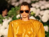 بيلا حديد تعود إلى منصات الأزياء فى باريس بعد معاناتها مع مرض لايم.. صور