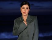 جومانا مراد تخرج عن المألوف فى جلسة تصوير بالبدلة الكلاسيك على البحر