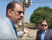 الزبالة فى كل مكان.. محافظ سوهاج يحيل مسئول نظافة قرية آبار الوقف للتحقيق