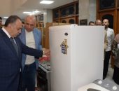 محافظ أسيوط يوزع أجهزة كهربائية وأثاثً منزلى للأسر الأولى بالرعاية بعد تأهيل منازلهم