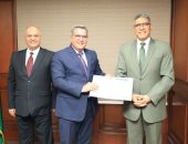 محافظ الجيزة يكرم القائمين على إنجاز الخطة الاستثمارية عن العام المالى 2024 – 2025