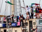 الأخبار العربية والعالمية حتى الظهيرة.. بحرية الاحتلال تسيطر على آخر سفينة فى أسطول الصمود المتجه لغزة.. انفجار ضخم فى أكبر مصفاة منتجة للنفط بغرب أمريكا.. الاستخبارات التركية تعتقل عميلا للموساد فى إسطنبول