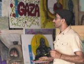 فنان فلسطينى يرسم أعماله على صناديق المساعدات الإنسانية 