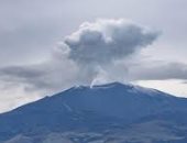 إغلاق مطار وتوقف الدراسة بمدينة كولومبية بسبب ثوران بركان بوراكى.. فيديو 