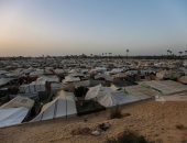 خيام مكتظة وأوضاع مأساوية في النزوح الجماعي من مدينة غزة إلى دير البلح