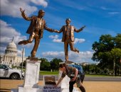 تمثال ترامب برفقة مالك جزيرة الآثام جيفري ابستين يثير الجدل فى واشنطن