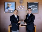 سفير سنغافورة يزور استديو نجيب محفوظ بماسبيرو ويشيد بدور الرئيس السيسي في التنمية والسلام