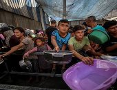 الجوع يلاحق النازحين في غزة.. الحشود ترفع الأوانى الفارغة بحثا عن لقمة