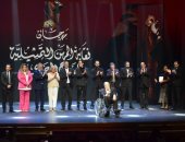 صبرى عبد المنعم يبكي أثناء تكريمه: شكرا إنكم كرمتونى قبل ما نروح.. صور