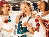 6 قواعد للأزياء يتمسك بها مواليد الثمانينات ويعتبرها الجيل زد "موضة قديمة"