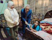 استجابة لليوم السابع.. إدارة طهطا التعليمية تسلم الطفلة شهد كتبها المدرسية.. صور