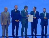 وزير الصحة يكرم مديرة الصحة بالمنوفية لتصدرها الجمهورية فى سلامة المرضى