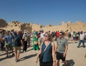 طفرة سياحية كبيرة بالأقصر قبل الموسم السياحى الشتوى.. زيارات يومية للأفواج السياحية من 38 دولة حول العالم.. ضيوف مصر يستمتعون بمعابد الكرنك والأقصر.. ومتعة خاصة فجراً في قلب مطار البالون الطائر.. صور