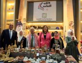 الدكتورة هالة السعيد والدكتورة غادة والي تقدمان الدعم للعارضين في تراثنا