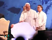 بابا الفاتيكان يبارك قطعة جليد جرينلاند وعمرها 20 ألف عام فى روما