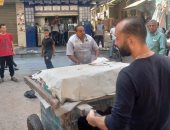 حملة لإزالة إشغالات المحال والباعة الجائلين فى حى المنيرة الغربية بالجيزة