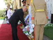 محافظ القاهرة يضع إكليلا من الزهور على مقابر شهداء المنطقة العسكرية بالخفير