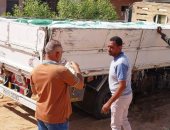 ضبط سيارة محملة بـ 5 أطنان دقيق بلدى مدعم قبل تهريبها بإدفو