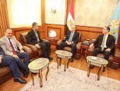 محافظ كفر الشيخ يناقش تطوير منظومة الحوكمة والتطوير بالمستشفيات والوحدات