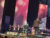 هاني شاكر يقدم أغنية بالأحضان وسط هتافات الجمهور