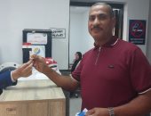 خدمة عملاء كهرباء "القناة" تستقبل المواطنين بالورود احتفالا بنصر أكتوبر