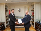 سائق أوتوبيس يعيد شنطة بها أكثر من مليون جنيه لأجنبيتين ويرفض المكافاة المالية