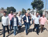 نائب محافظ الجيزة يتفقد أعمال تطوير ورصف طريق البراجيل كومبرة.. صور