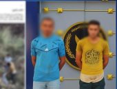 بعد عقر والد أحدهما.. شخصان يجمعان كلابًا ضالة داخل أجولة