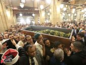 انتهاء صلاة الجنازة على الدكتور أحمد عمر هاشم بحضور شيخ الأزهر وكبار العلماء