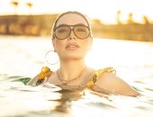 عبير صبرى تودع الصيف بجلسة تصوير جريئة وملونة على البحر.. صور