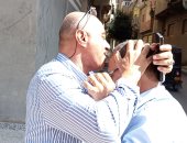 مواطن يمنى يلتقي معلمه فى كفر الشيخ بعد 35 عاما من البحث عنه لتكريمه.. صور